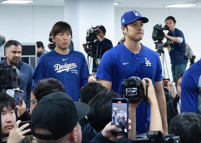 パドレスとの開幕シリーズを前に、記者会見に臨むドジャースの大谷翔平(右)と水原一平通訳=2024年3月16日、韓国・ソウル