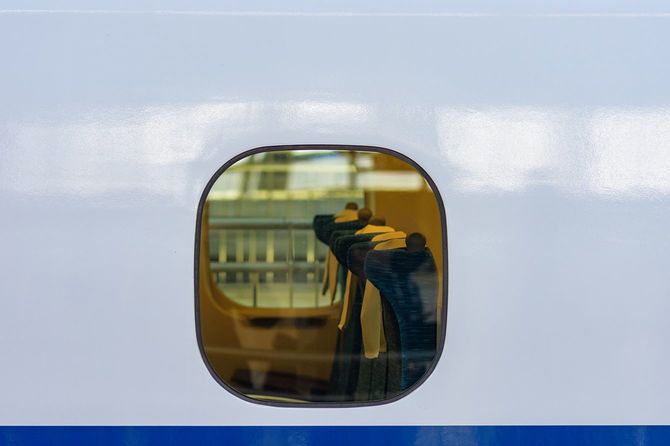 新幹線の車窓をホームから