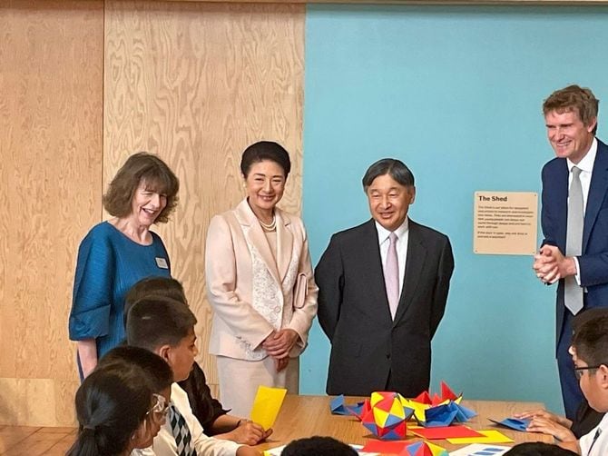 ロンドンの「ヤングV&A（旧V&A子ども博物館）」を訪ね、日英の児童と交流する天皇皇后両陛下（2024年6月27日）