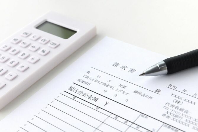 請求書とボールペンと電卓