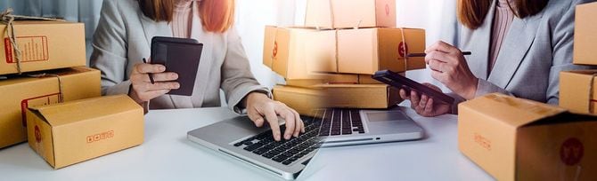 自宅でオンライン販売のビジネスをする人