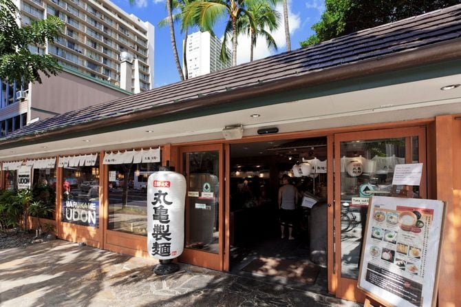 トリドールホールディングスが運営する「MARUGAME UDONワイキキ店」