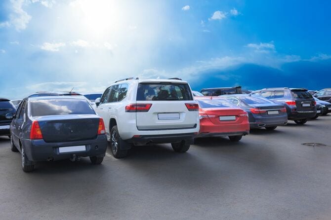 太陽に照らされた駐車場の車