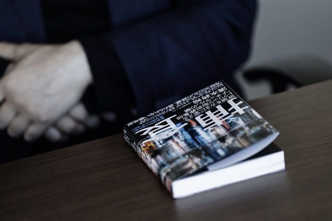 『捕食』では、有名大学の若者がナチュラルにハマっていく様子がリアルに描かれている。