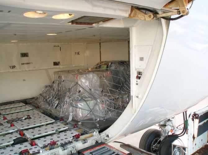 旅客機の床下に搭載される貨物。