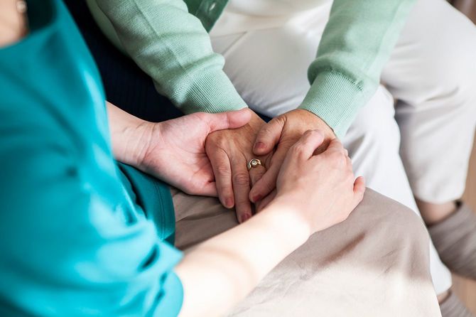 相手の手を握る女性