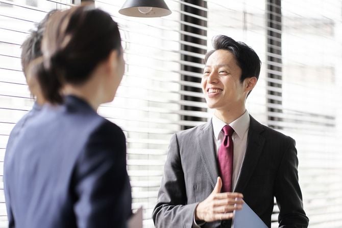 会話するビジネスマンたち