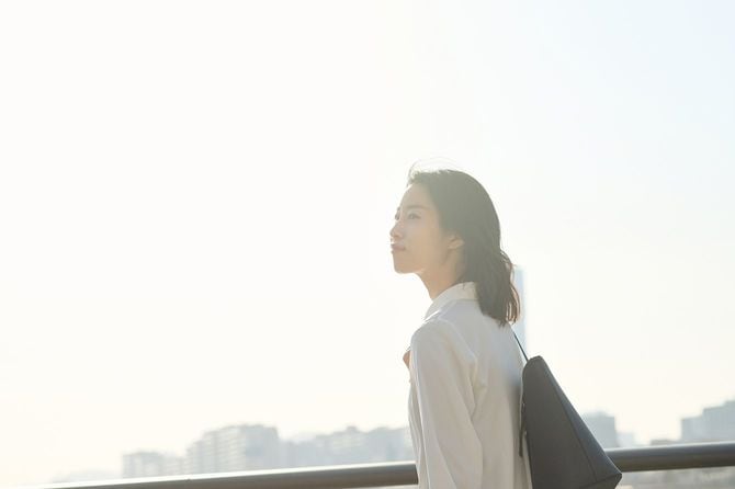 街を歩くビジネスウーマン