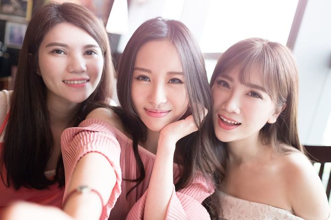 女性がレストランでお食事します