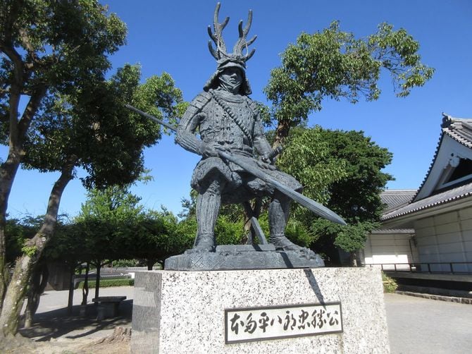 愛知県岡崎市、岡崎公園の本多忠勝銅像