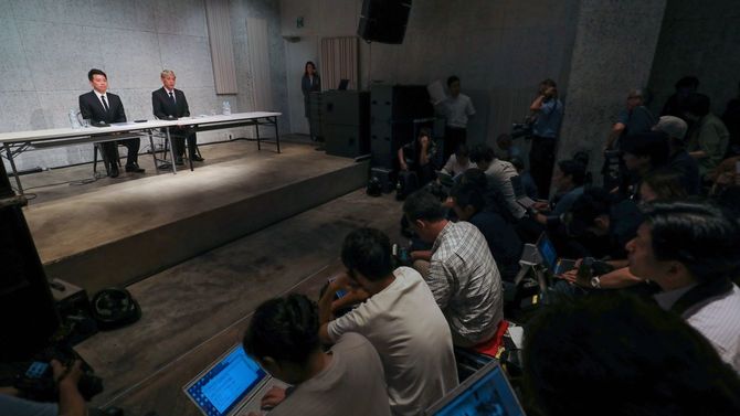 者会見する宮迫博之さんと田村亮さん