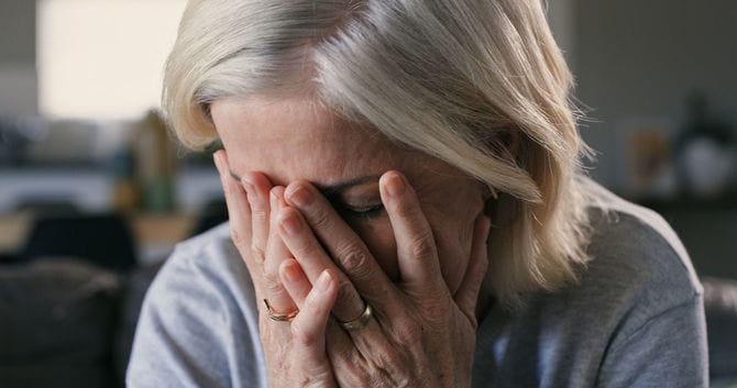 自宅で一人で座ってストレスを感じている女性