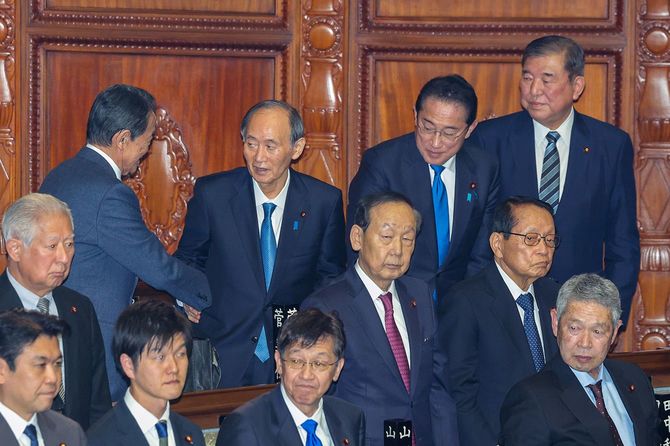 衆院解散の日、すでに政界引退を表明していた菅義偉元首相が麻生太郎元首相らと挨拶を交わす