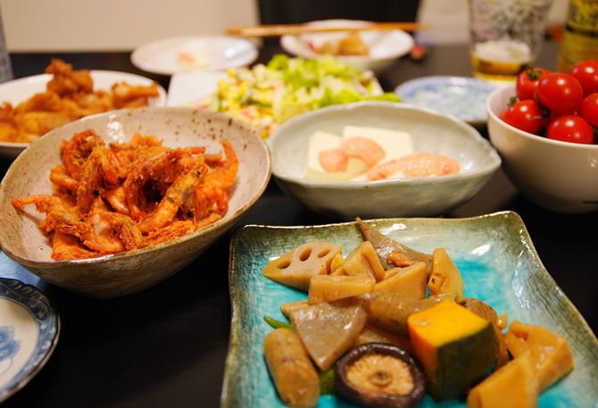 日本の料理がたくさんならんだテーブル