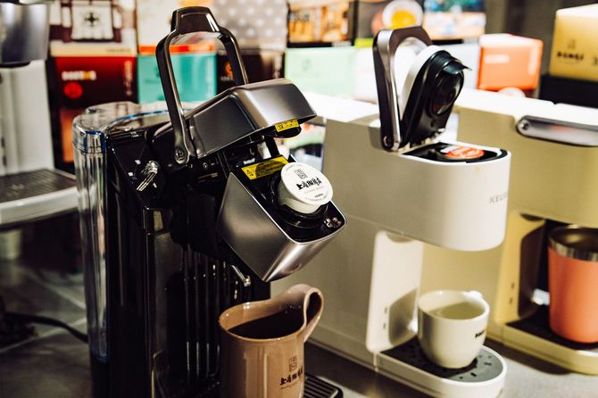 コーヒーマシンにカプセルをセットするだけで簡単にコーヒーや各種ドリンクが抽出できる