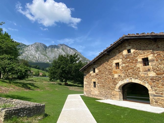 「チスパ」の背後に見える石灰山アンボト