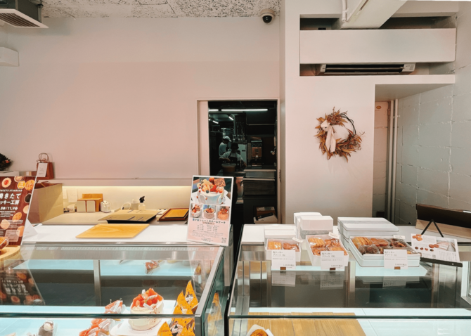 ショーケースの奥にある影の工場