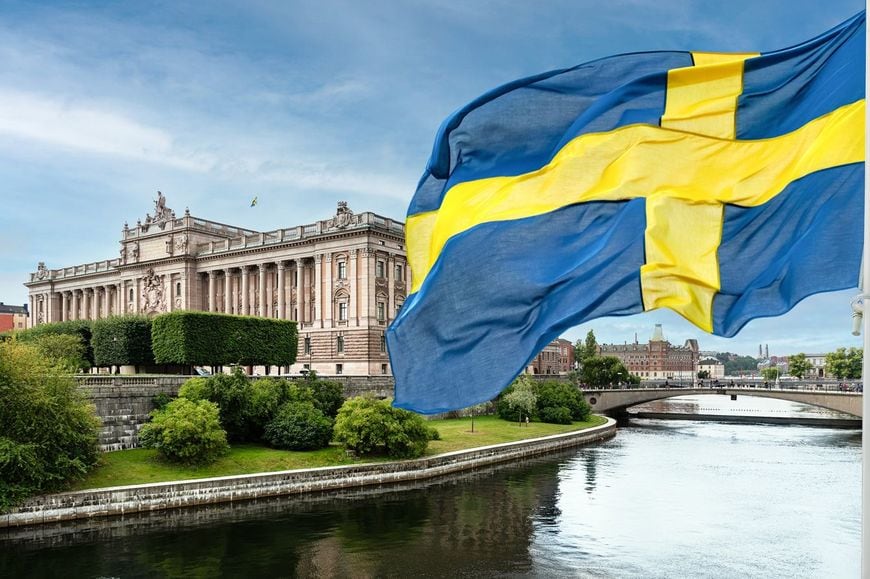 スウェーデンの国旗とスウェーデン国会議事堂