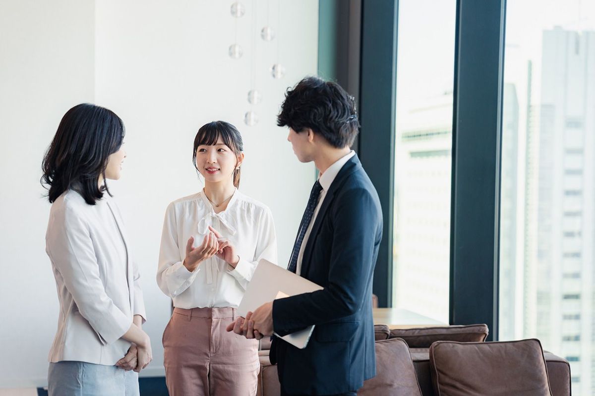 オフィスで話をする3人