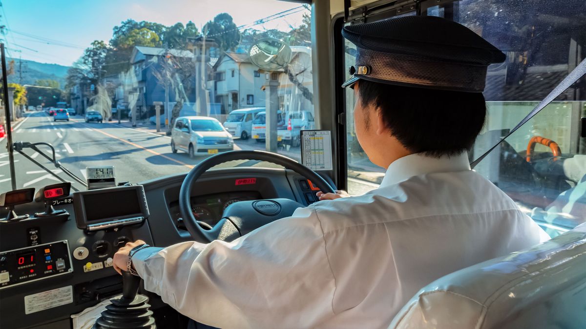 ｢殺すぞ!｣ぐらいは日常茶飯事…路線バス運転士が｢バス停にいるクルマ｣から受ける罵倒のバリエーション ｢よかったね｡その程度で済んで｣ |  PRESIDENT Online（プレジデントオンライン）