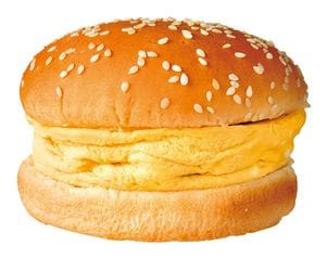 まだ正式な社員になる前に藤﨑さんが開発した新商品「手作り厚焼きたまごバーガー」