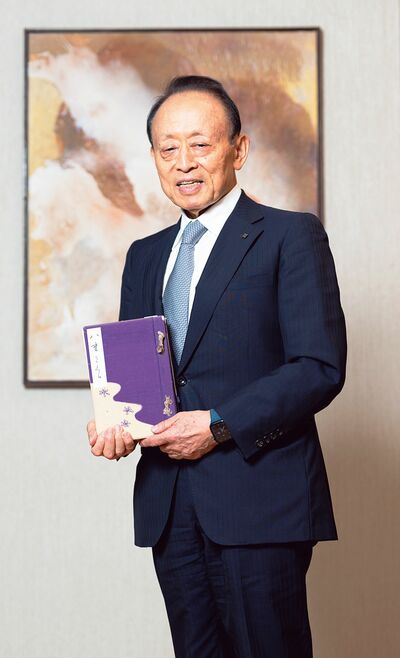 イトーキ会長 山田匡通氏　山田会長が手にしている本が、中学3年のときに初めて読んだ『八重櫻』である。