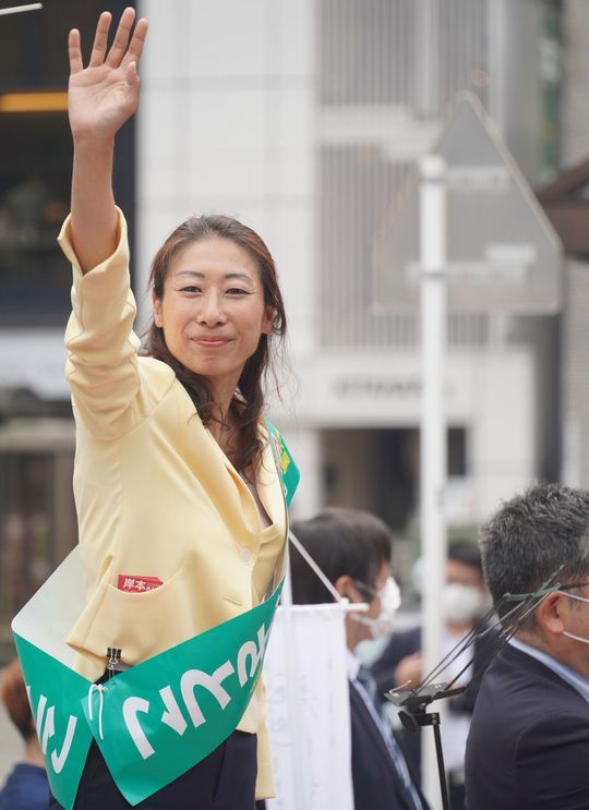 2022年6月17日、阿佐ヶ谷駅南口で街頭演説を行う岸本さん