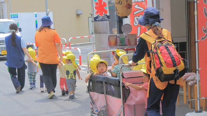 2015年5月22日、東京で園児を連れいている保育士たち