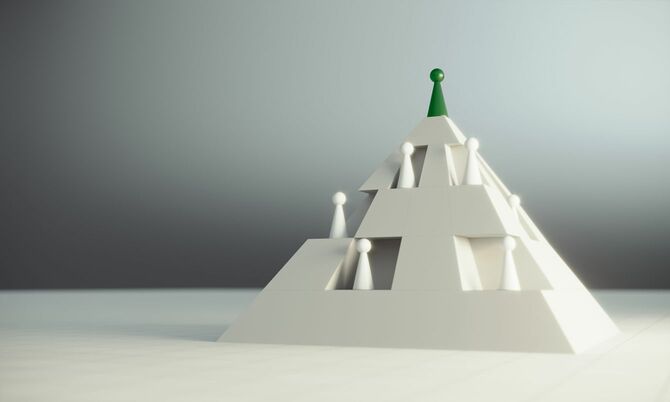 チェスの緑のポーンがピラミッドの一番上に立っている