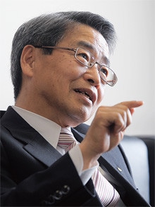 <strong>澤部 肇</strong>●さわべ・はじめ<br>1942年、東京都生まれ。64年早稲田大学政治経済学部卒業、東京電気化学工業(現TDK)入社。84年経営企画室副部長、91年記録メディア事業本部欧州事業部長、96年取締役記録デバイス事業本部長を経て、98年から2006年まで社長を務める。06年より現職。