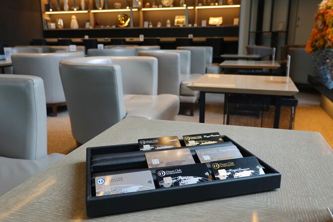 「ダイナースクラブカード」(左)。「プレミアムカード」(中央)や「ロイヤルプレミアムカード」(右)はシルバーとブラックのメタルカードも発行する