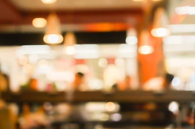 ぼやけたレストランの店内