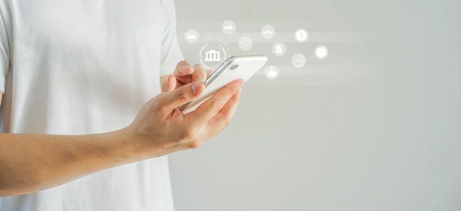 スマホで金融アプリを使用する人の手元