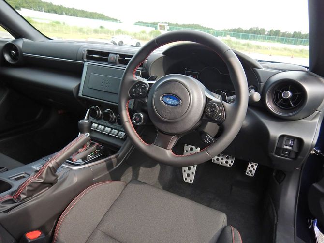 「BRZ」運転席の様子。視界が広く安全に走れる