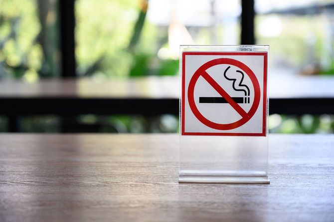 テラス席の禁煙のマーク