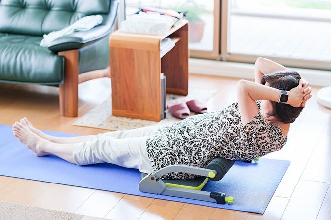 家で運動する女性