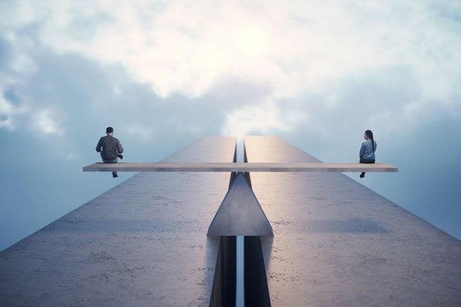 ずいぶん高いところにある、男女平等を象徴するコンクリート製のシーソーに両端に座っている男女