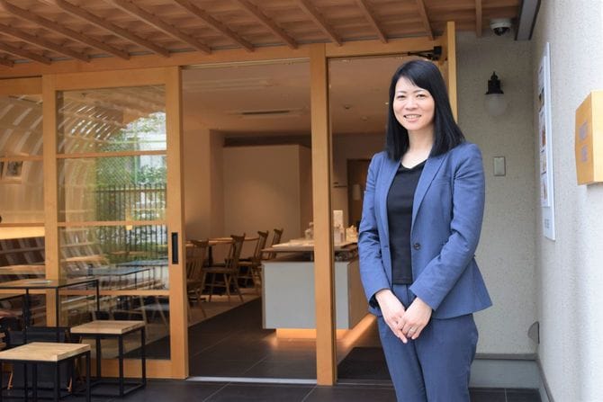 船橋屋執行役員の佐藤恭子さん。2021年3月にオープンしたばかりの、カフェとくず餅乳酸菌を使ったトリートメントサロンを併設する「BE:SIDE表参道」で