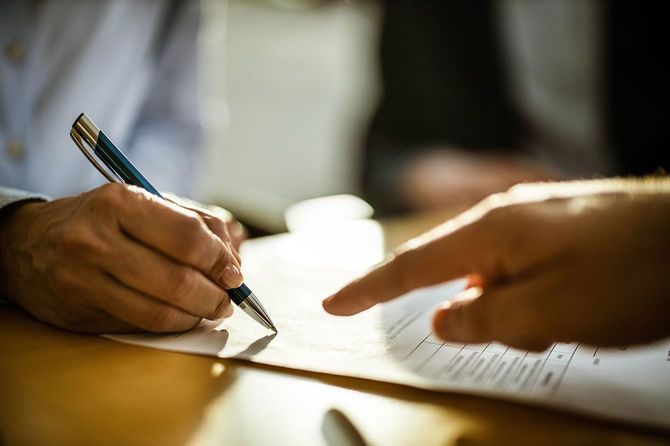 契約書にサインをする人