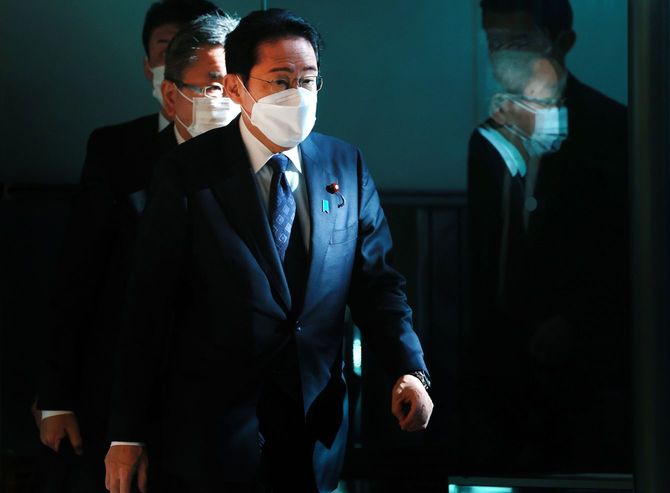 首相官邸に入る岸田文雄首相＝2023年2月6日、東京・永田町