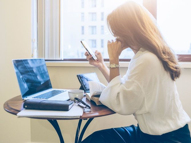 日本の女性自宅で
