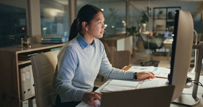 真剣な面持ちでPCに向かっている女性