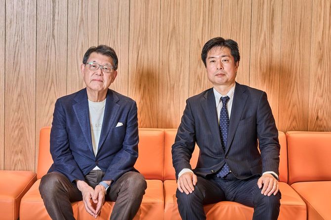 スパークス・グループ社長の阿部修平氏(左)とForbes JAPAN編集長の藤吉雅春氏