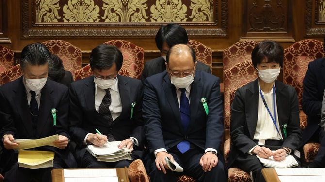 衆院予算委員会に臨む参考人の(右から)山田真貴子内閣広報官、総務省の谷脇康彦総務審議官、吉田真人総務審議官、秋本芳徳前情報流通行政局長=2021年2月25日、国会内