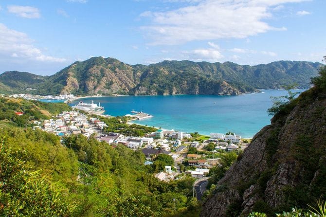 小笠原諸島・父島の大村エリアと二見港の眺め