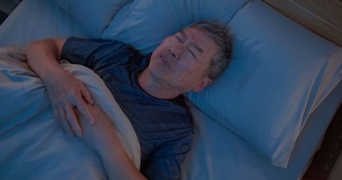 夜眠れない老人