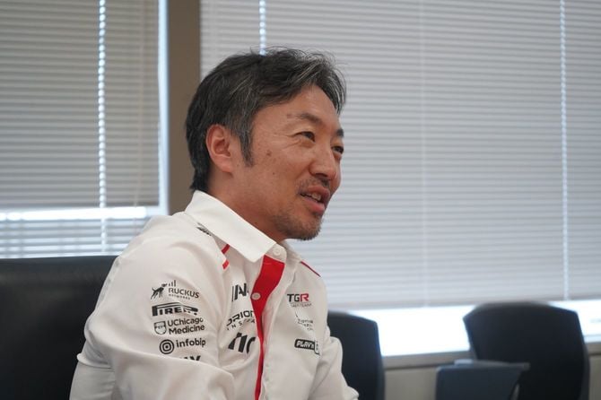「頼みにくいことこそ、相手の目を見てお願いするべき」と語る小松代表
