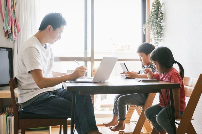 子供と一緒に家で働く父