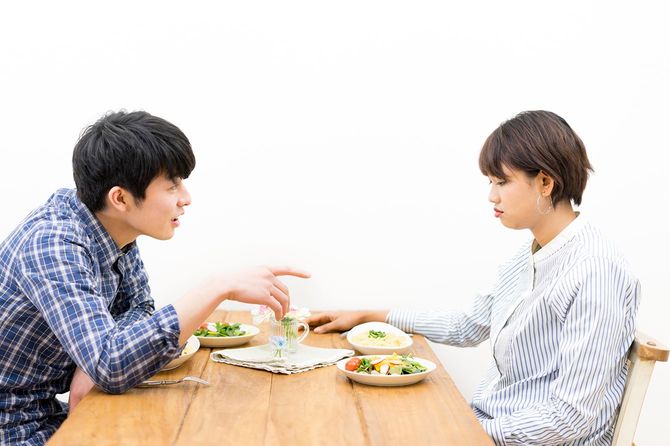 リビングで食事をする男女