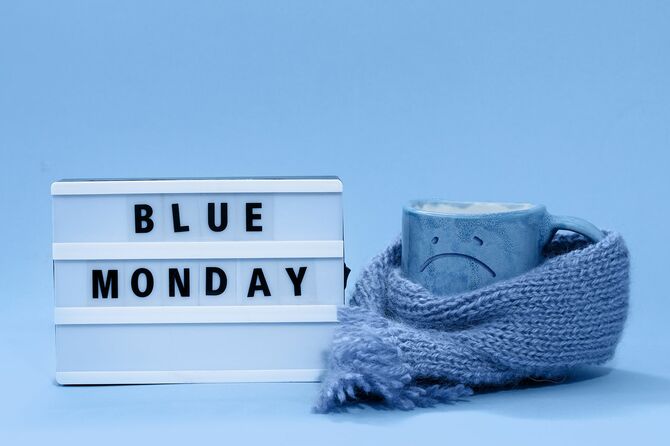 BLUE MONDAYの文字と悲しい顔のマグカップ